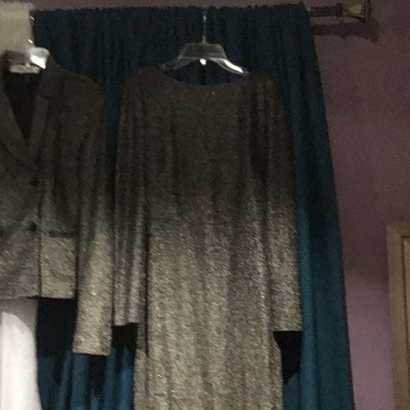 Diane Von Furstenberg 10 runs small - Picture 2 of 3